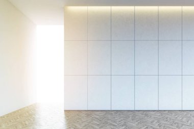 Boş banyo iç tonda döşenmiş bir duvar ile