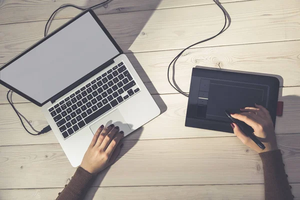 Frauenhände zeichnen und arbeiten an einem Laptop mit weißem Bildschirm — Stockfoto