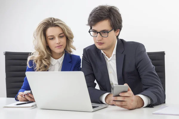 Nahaufnahme von Geschäftspartnern auf einem Laptop-Bildschirm — Stockfoto