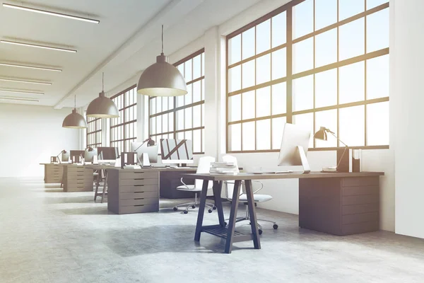 Office interiör med massiva tonas tak lampor, — Stockfoto