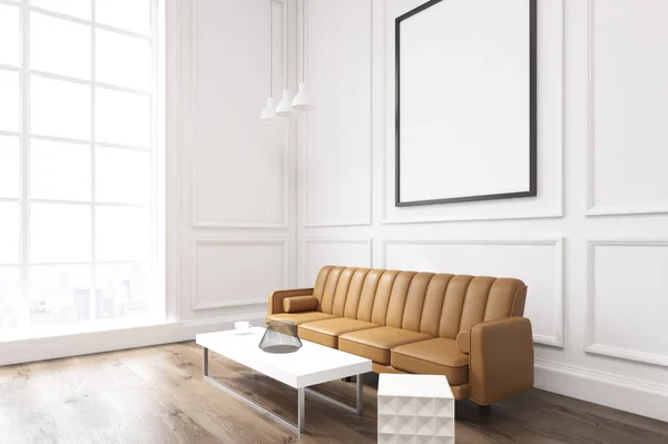 Zijaanzicht van een woonkamer met poster, bruin sofa en een kopje koffie — Stockfoto