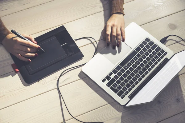 Las manos de la mujer dibujando y trabajando en un portátil — Foto de Stock