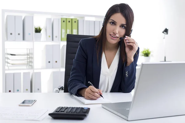 Leende kund support dept anställd — Stockfoto