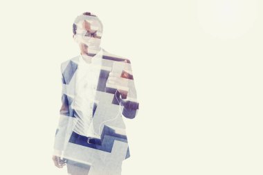 Afrika adam akıllı telefonuna müzik. Labirent