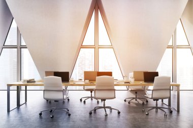 Bir açık ofis tonda üçgen windows ile önden görünümü