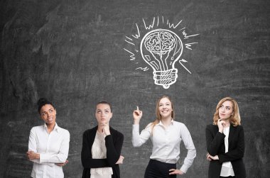 Dört kadın beyin fırtınası. Blackboardl. Ampul