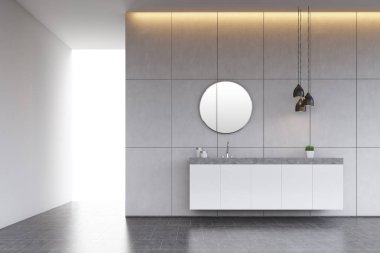 Banyo lavabo yuvarlak ayna ile döşenmiş duvar, beton zemin üzerinde