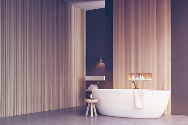 Rincón de baño con bañera y pared de madera Tonificado —  Fotos de Stock