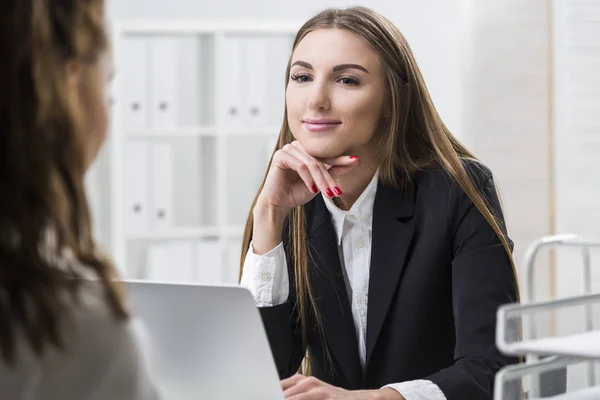 Mulher está olhando para seu colega de trabalho com amor — Fotografia de Stock