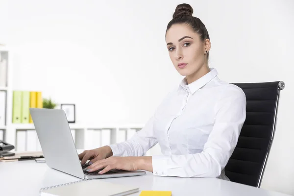 Businesswoman looking at the viewer with contempt — Stock Photo, Image