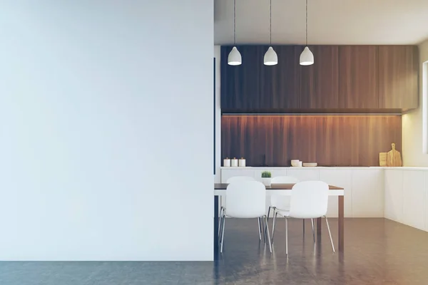 Keuken met donker houten meubilair, lege muur toned — Stockfoto