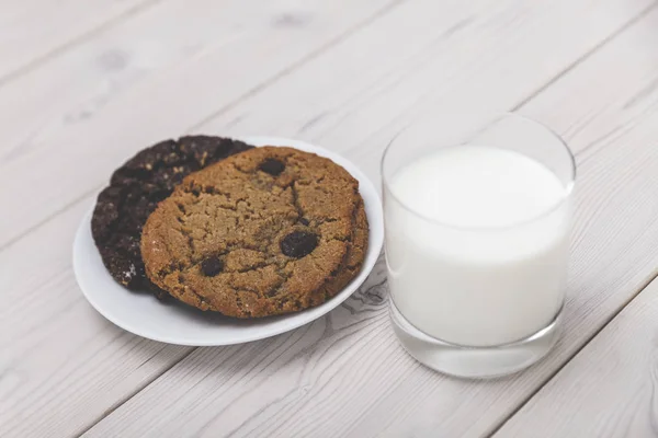 Primo piano dei biscotti e del bicchiere da latte — Foto Stock