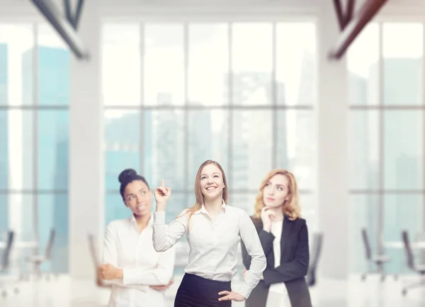 办公室集体讨论中的三个女人 — 图库照片