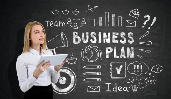 Kvinna med en tablett nära en business plan skiss — Stockfoto