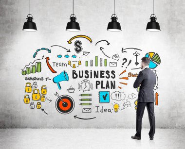 Adam beton renkli planı bakar. Arkadan görünüş