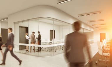 İnsanlar beyaz ofisinde. Cityscape ön plan üzerinde ton