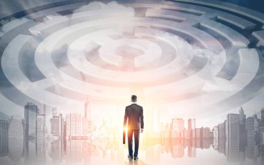 Adam bir şehirde bir labirent ile çanta