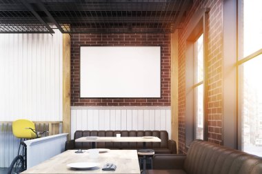 Diner iç mobilyalarla, sarı ve kahverengi tonlu