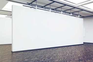 Koyu renkli ahşap ile bir sanat galerisinde büyük bir boş duvar yan görünüm