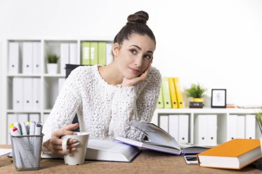 Rüya gibi ofis çalışanı ile kitaplar