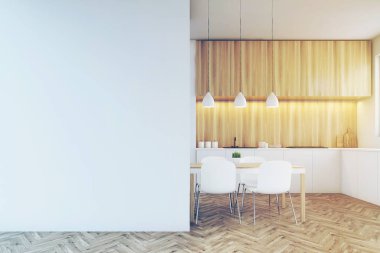 Mutfak, yemek masası ve tonda bir boş duvar