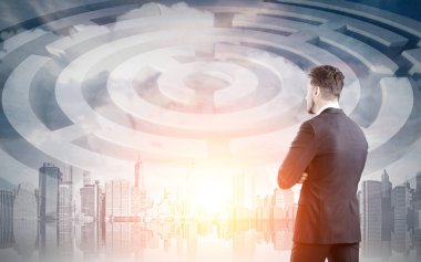 Bir işadamı bir şehirde bir labirent ile yakın çekim