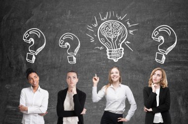 Dört kadın beyin fırtınası. Yazı tahtası. Çizimler 