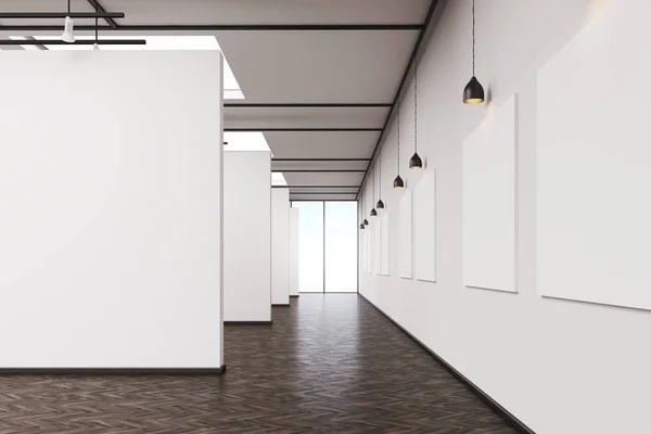 Long couloir dans la galerie d'art avec plancher de bois foncé — Photo