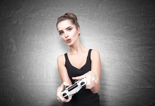 Geeky fille dans un débardeur avec une manette de jeu vidéo près d'un cha — Photo