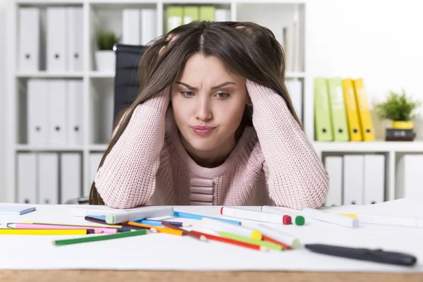 Stressad kvinna målare i en rosa tröja — Stockfoto