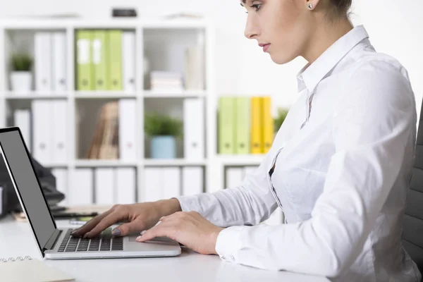 Vista lateral de la mujer que trabaja en la oficina con carpetas —  Fotos de Stock