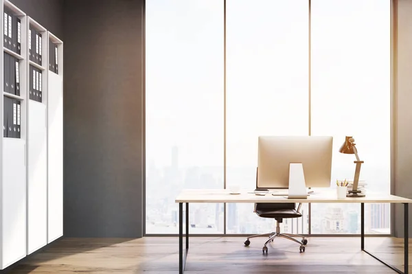 Tisch mit Computer im Büro mit Bücherregal, getönt — Stockfoto