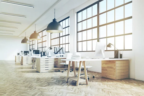 Μεγάλο γραφείο με ξύλινο πάτωμα, τονισμένα — Φωτογραφία Αρχείου