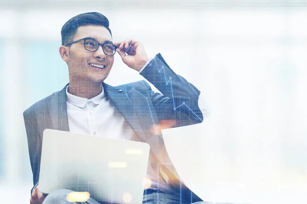 Sonriente hombre de negocios asiático con portátil y gafas — Foto de Stock