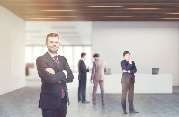 Geschäftsleute denken nach, diskutieren über Arbeit im Korridor — Stockfoto