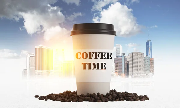 Gran taza de papel de café y la ciudad — Foto de Stock