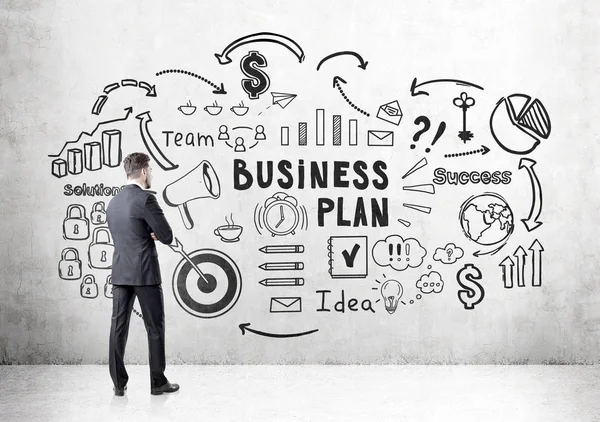 Hombre mirando un boceto del plan de negocios en concreto —  Fotos de Stock