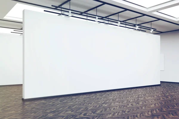 Vista lateral de uma grande parede em branco em uma galeria de arte com madeira escura — Fotografia de Stock