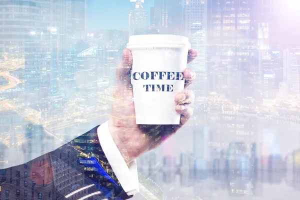 Рука людини з паперовою чашкою кави — стокове фото