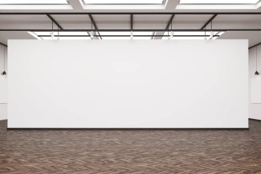 Büyük boş duvar koyu ahşap zemin ile bir Sanat Galerisi