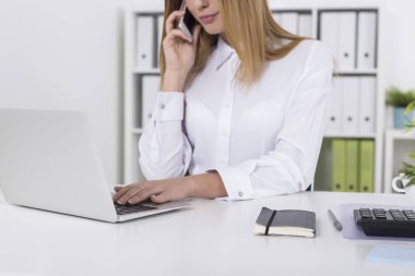 Telefonunda ofiste sarışın bir kadının yakın çekim