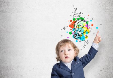 Ampul işaret eden erkek bebek