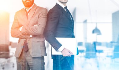 Office iki iş ortağı ile gökdelenler, tonda