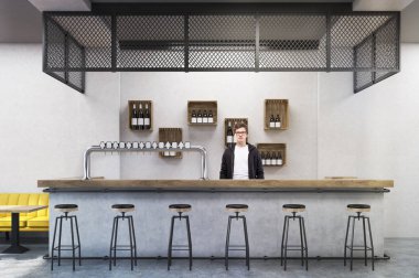 Bir bar otlatırken adam 