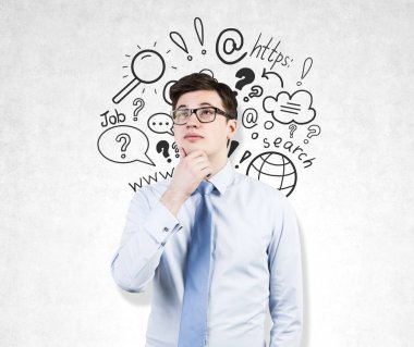 Adam beton duvar gözlük ve web arama