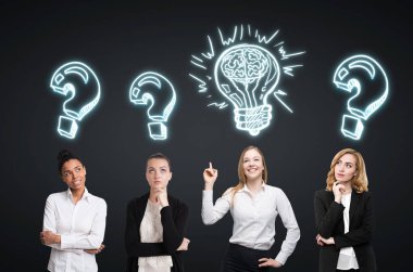 Dört kadın beyin fırtınası. Siyah duvar. Çizimler 