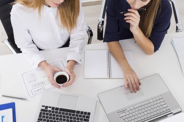 Touchpad, kullanan kadın iş arkadaşı arıyor