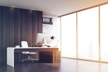 Office tonda koyu ahşap duvarlar ile şirket başkanı