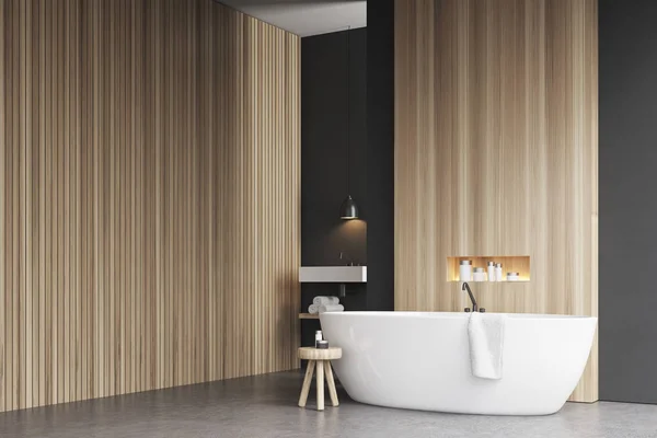 Coin salle de bain avec baignoire et mur en bois — Photo