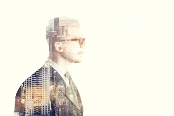 Üzletember, a szemüveg oldalnézetből és barna város — Stock Fotó